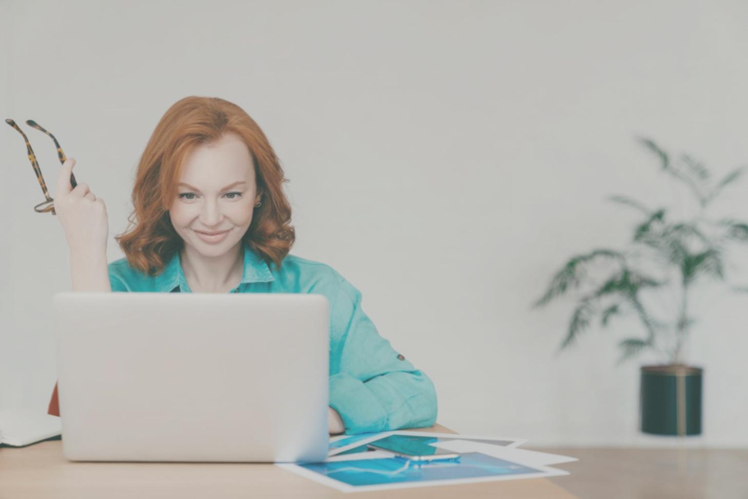 Groupe d'apprenants collaborant sur un projet financier